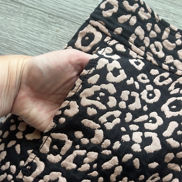 LOFT Leopard Print Pencil Skirt Size 6 - Picture 2 of 7